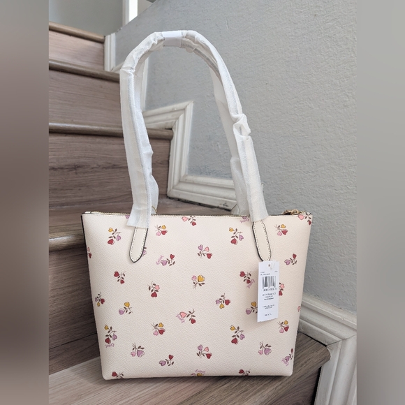 NWT Coach CW397 Fiona Zip Tote Bag With Heart Print In Gold/Chalk Mult - Picture 2 of 3